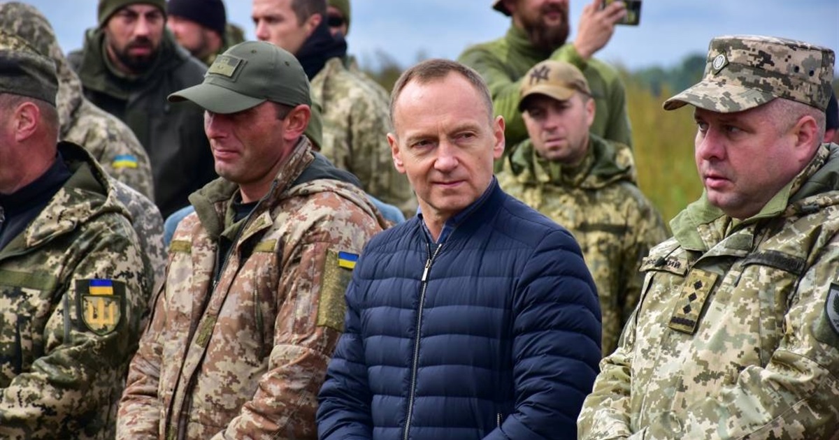 Автівки, дрони, автономна лазня: Владислав Атрошенко подарував військовим техніку