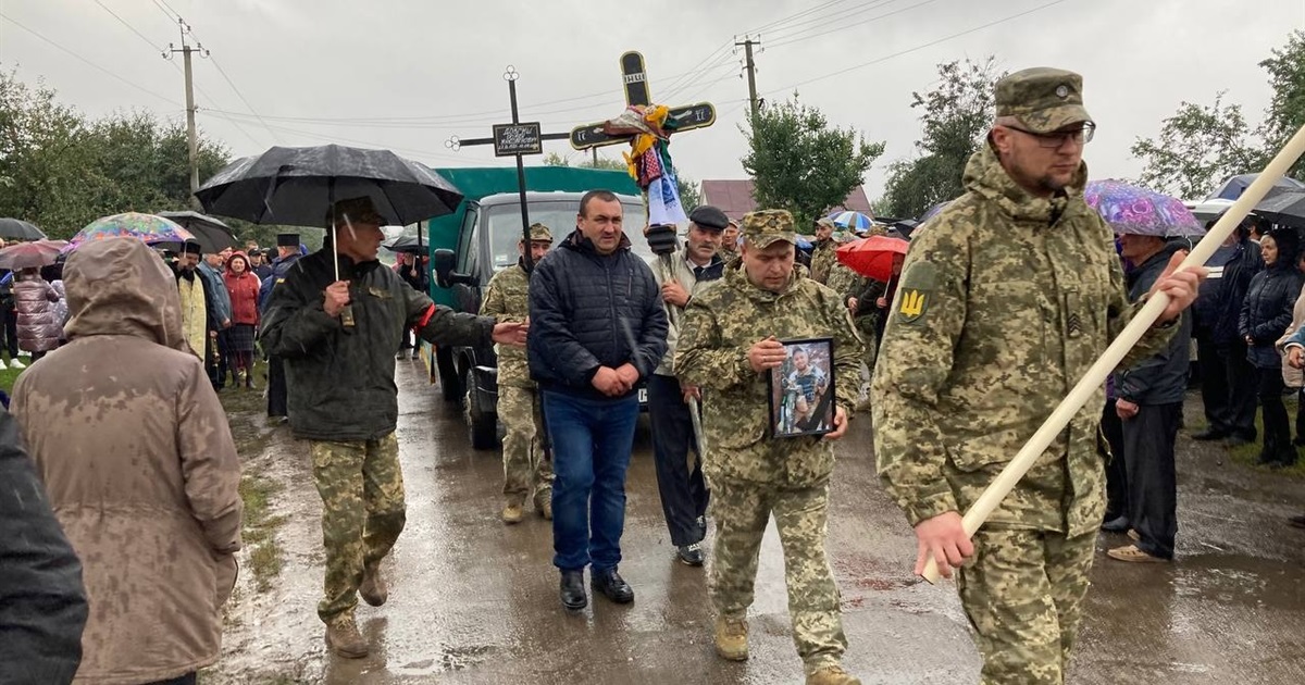 У Переяславі попрощалися із загиблим на війні Романом Довгишем, поховали героя в рідному селі ВІДЕО