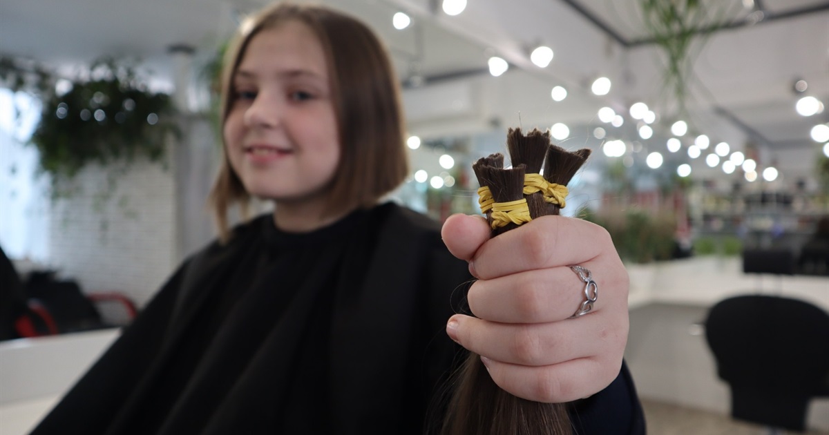 10-річна дівчинка з Первомайська зістригла волосся, аби виручені за нього кошти передати ЗСУ