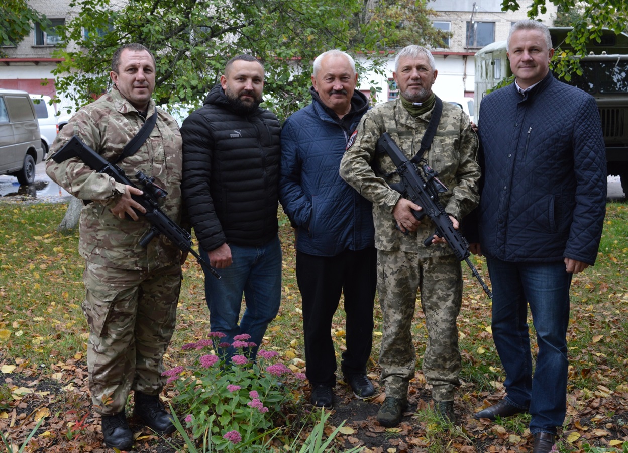 Анатолій Сорока, Олексій Круглик і Микола Добриднік із захисниками.
