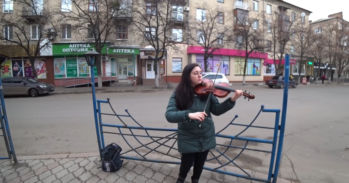 Вона заворожувала своєю грою. У Слов'янську через ракетний удар загинула вулична скрипалька