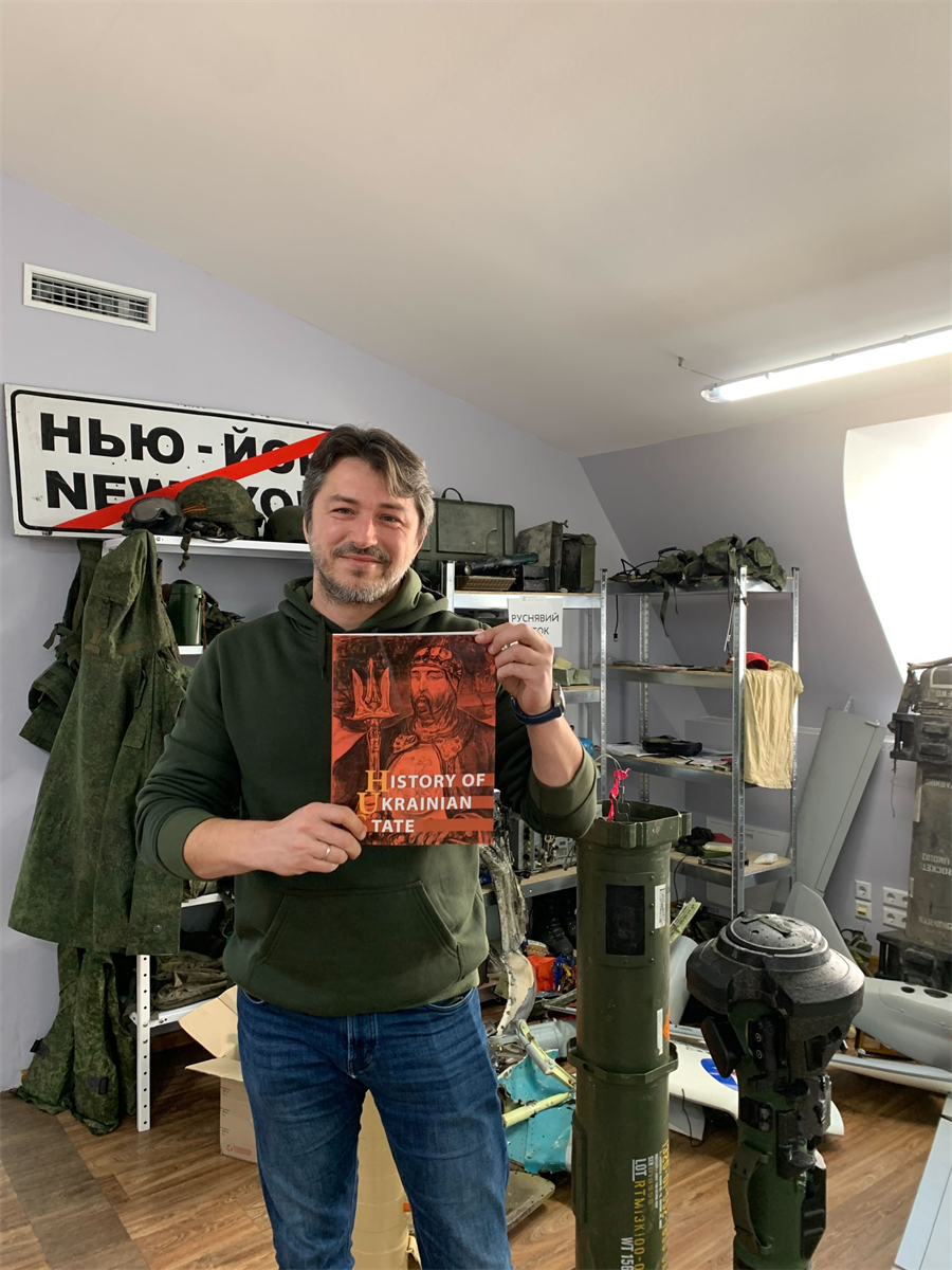 Сергій Притула сфотографувався з дорожнім знаком із Нью-Йорка.