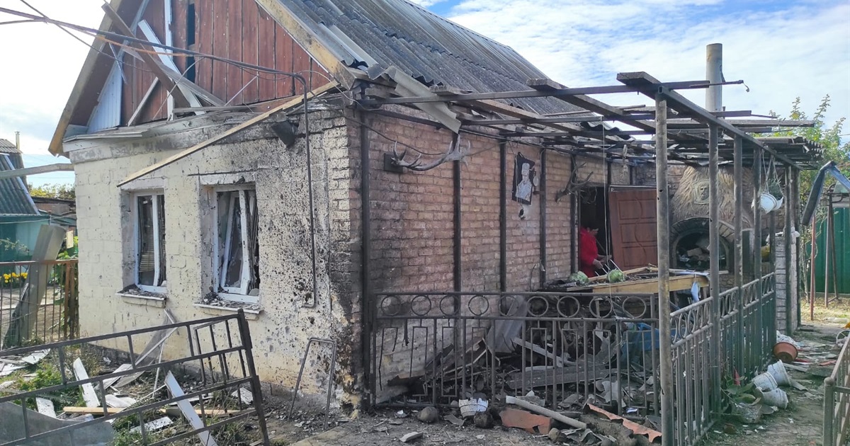 "Градами" та ствольною артилерією: російська армія вночі обстріляла Нікополь - поранено мешканця