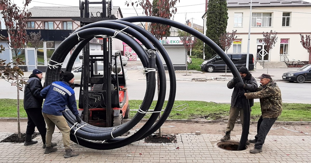 Новини воєнного часу. Старокостянтинівщина. Заміна тепломережі, смертельна ДТП