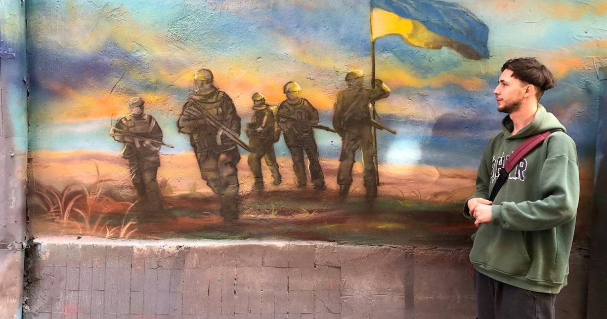 Війна закінчиться, а мій мурал буде тут. Художник з Маріуполя Дмитро Вовк про нову роботу