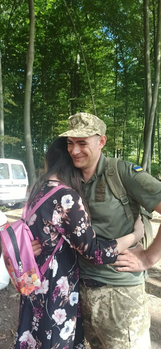 Олена проводжає чоловіка на війну