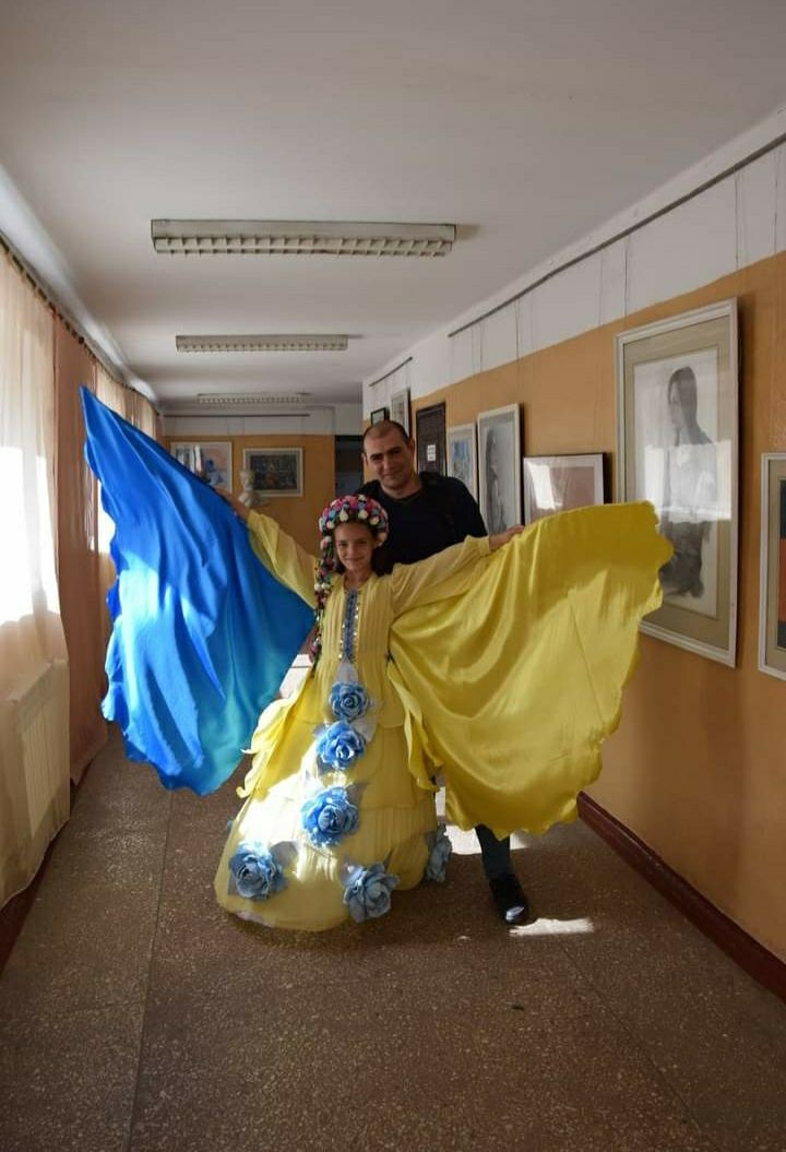 Єгор з донькою Уляною перед її виступом