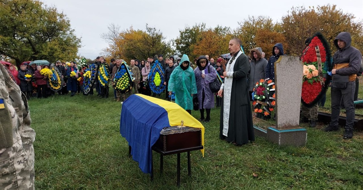 Із почесним караулом Нацгвардії у Самарському прощалися із Героєм Олександром Духовенко (ВІДЕО)