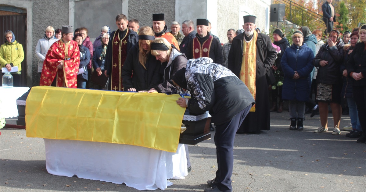 Ще не встигла оплакати одного сина, як у дім знову постукала біда. У Сатанові попрощалися із Героєм