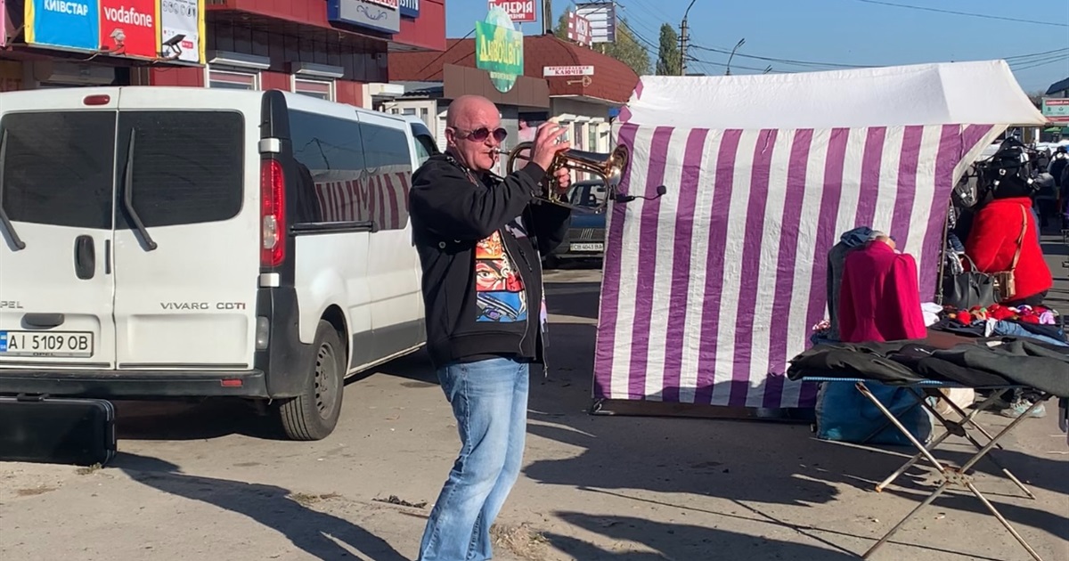 Музикант із Бучі, переживши окупацію, із благодійними виступами побував у Переяславі