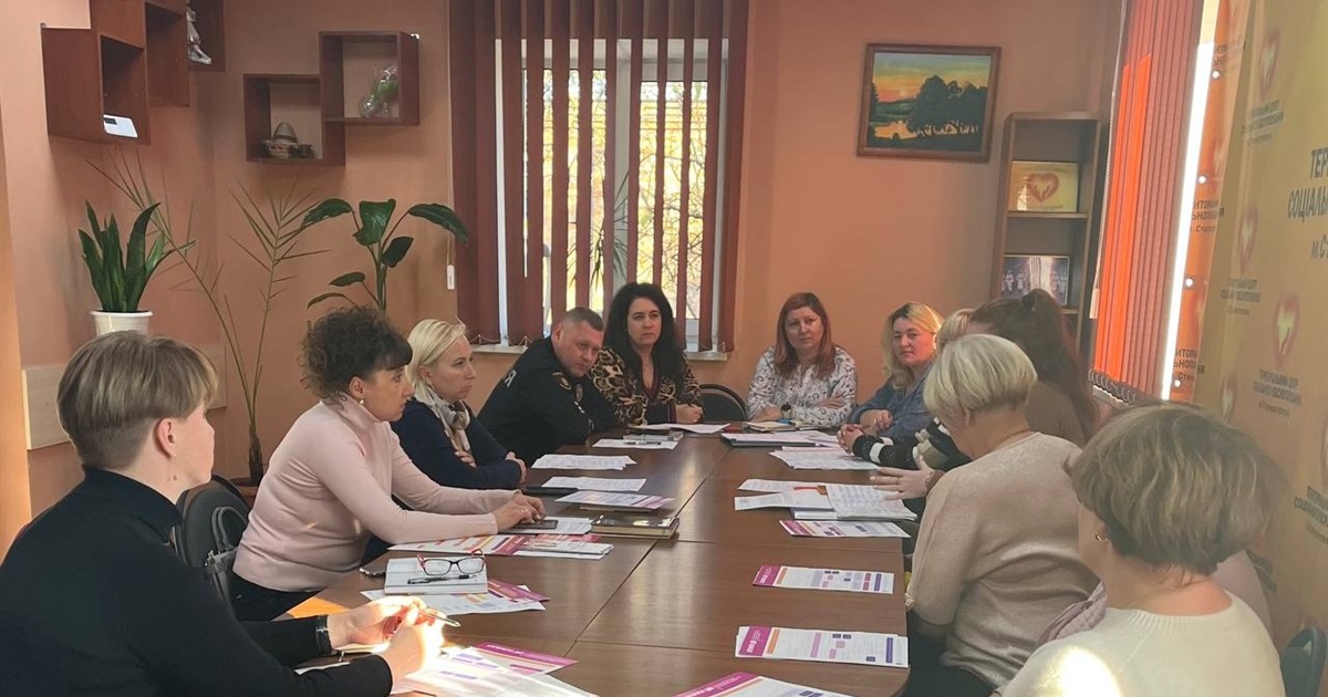 Новини воєнного часу. Старокостянтинівщина. Засідання ради, встановлення зупинки, висаджені дерева