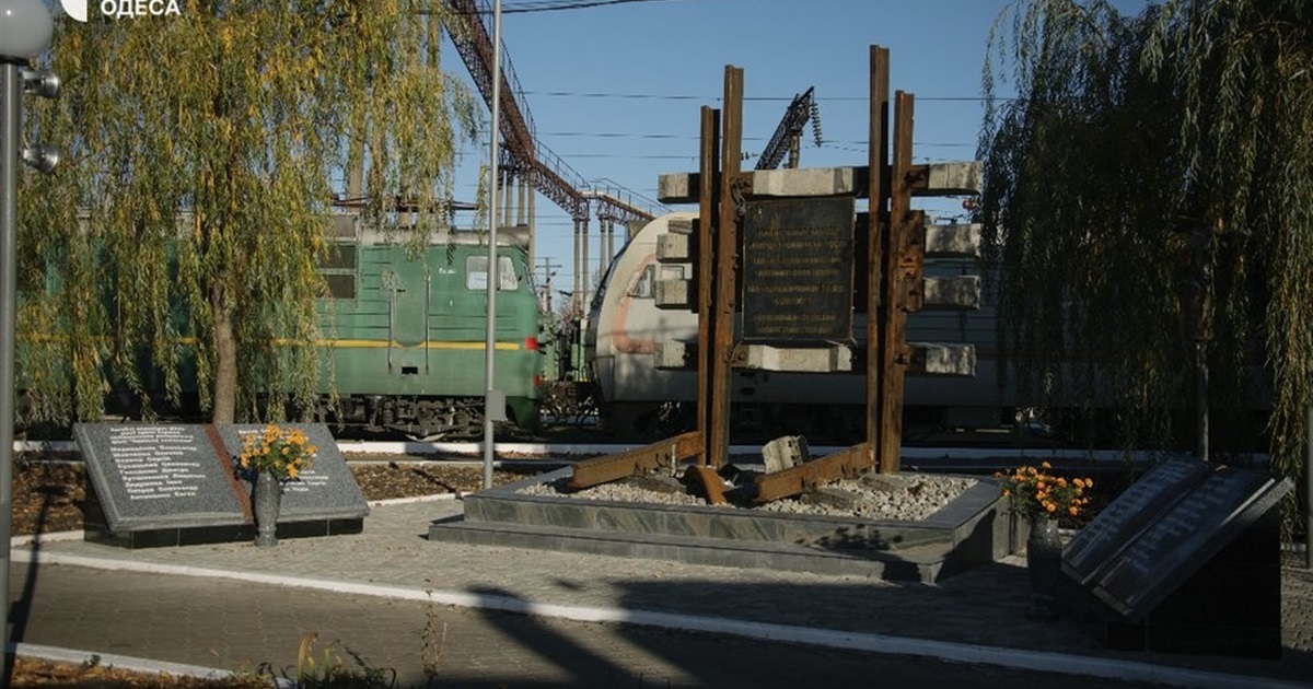 На Одещині відкрили пам'ятник загиблим залізничникам з рейок та шматків ракети