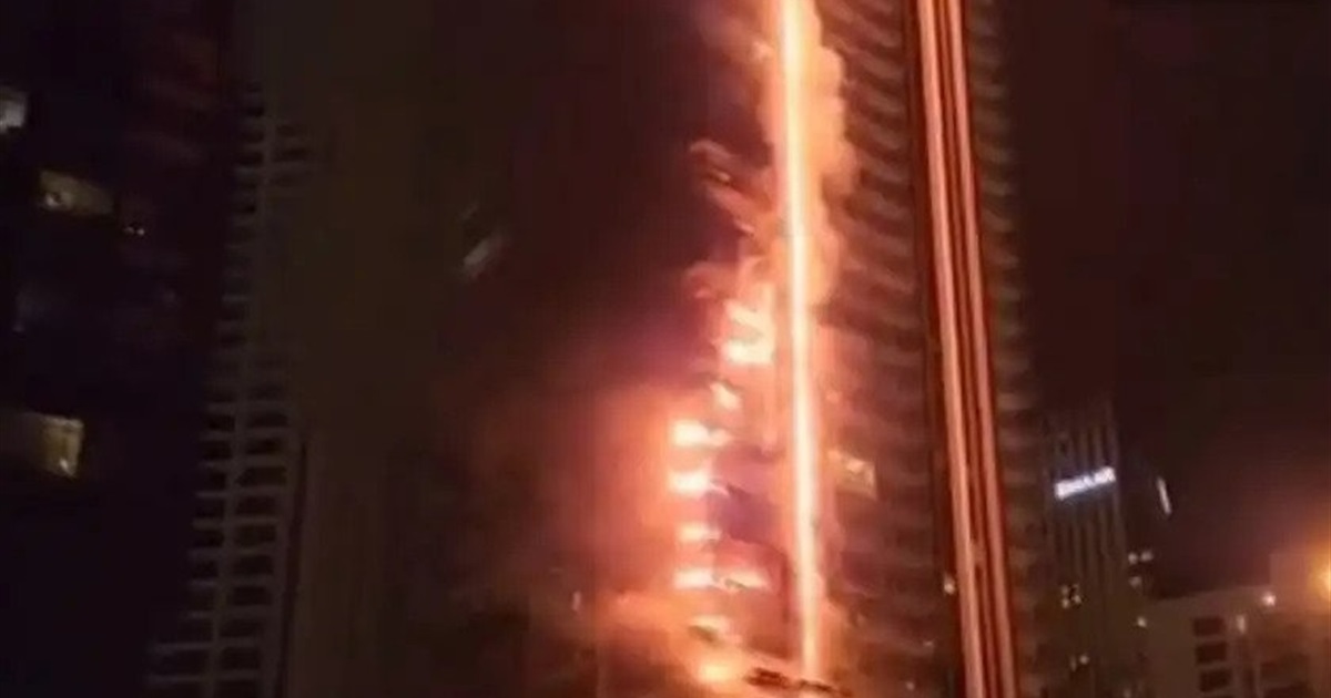 У 35-поверховій будівлі Дубаю спалахнула пожежа
