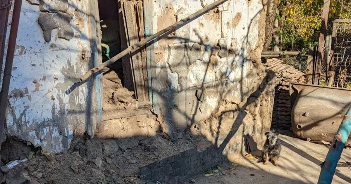 На щастя батьки лишилися живі, - історія нікопольців, чий будинок постраждав від російського снаряду