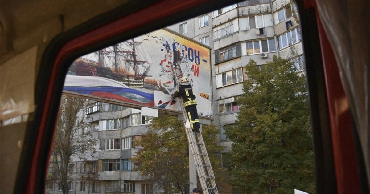 Херсон позбувається російської макулатури. Фоторепортаж від ДСНС