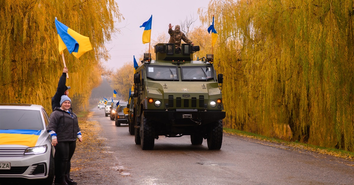 Захисники на "Варті", а біляївці на ретромотоциклах: патріотичний автопробіг у Біляївці, як це було