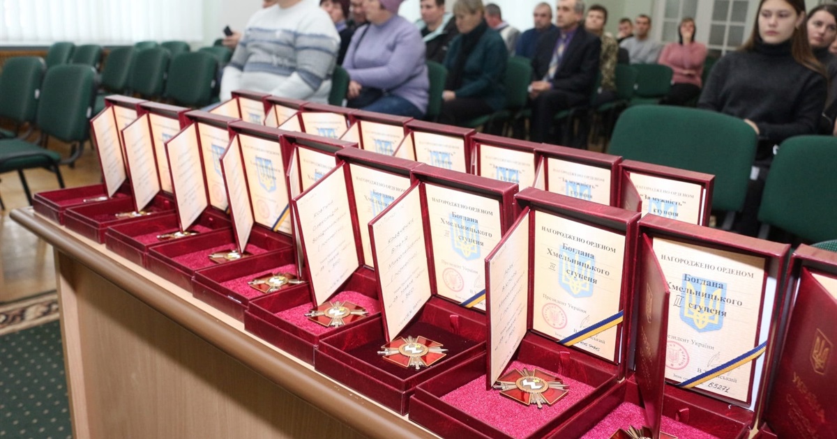 У День Гідності та Свободи родинам загиблих Героїв Чернігівщини передали посмертні державні нагороди