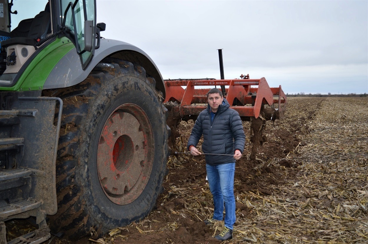 Андрій Голованич перевіряє глибину розрихлення поля.