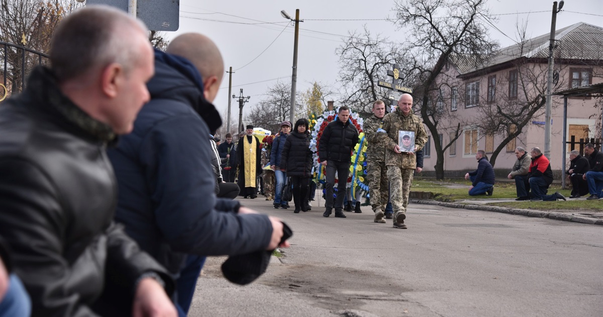 У Нікополі провели в останню путь військовослужбовця Петра Завального