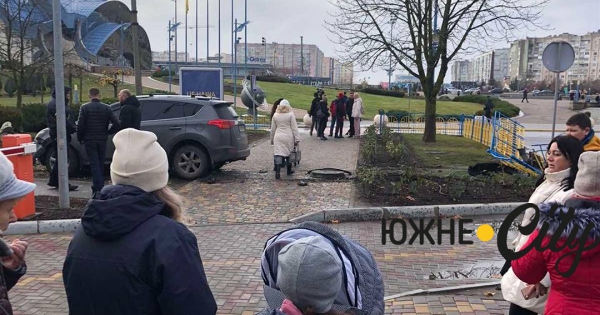 Водій зніс огорожу: посеред Южного сталася ДТП за участі позашляховика (ФОТО)