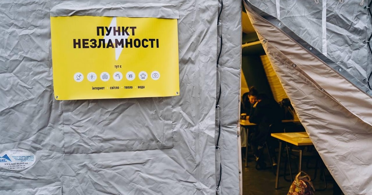На Буковині діють «Пункти Незламності», де є електрика і можна зігрітися. Адреси