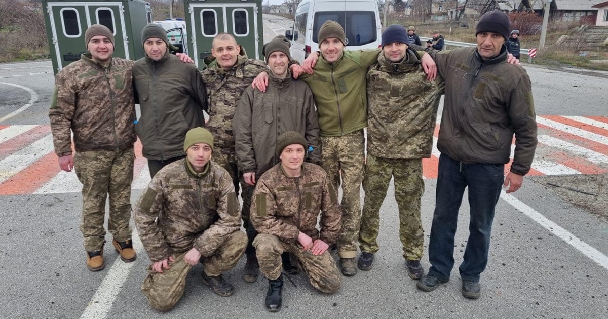 З російського полону повернули 12 українців, серед них: Захисники Маріуполя, ЧАЕС і острову Зміїний