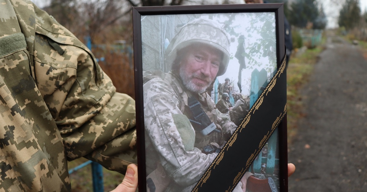 У Миколаївці односельці провели в останній путь захисника України Володимира Зелененко (ВІДЕО)
