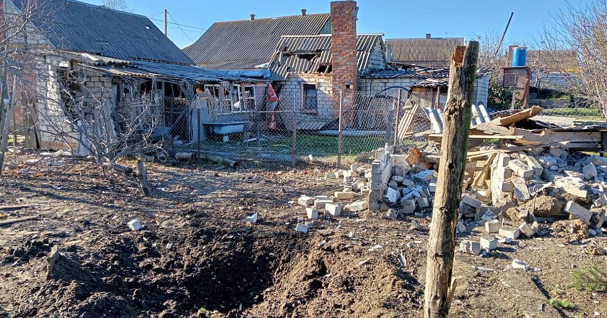 За добу російська армія обстріляла чотири громади Нікопольського району: фото наслідків від поліції