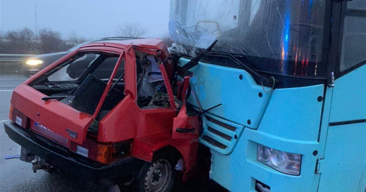 Поблизу Южноукраїнська зіткнулися автобус з жигулем: п'ятеро осіб травмовано. Обставини з'ясовуються