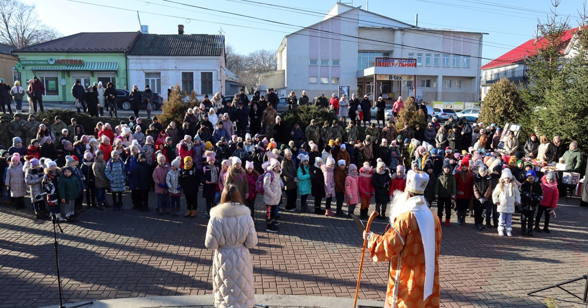У Кіцмані діти створили живу ялинку на честь ЗСУ і отримали подарунки від Святого Миколая