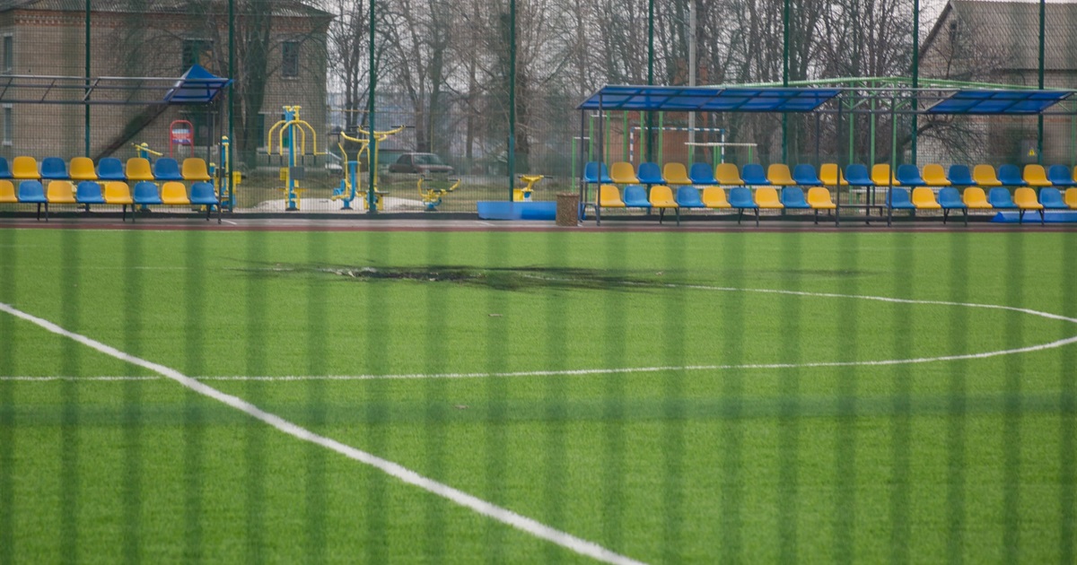 Обстріли російської армії понівечили футбольне поле на стадіоні в селищі Придніпровське