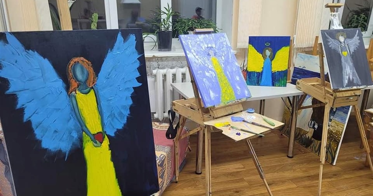 В Ніжинському будинку інтернаті створюють патріотичних янголів