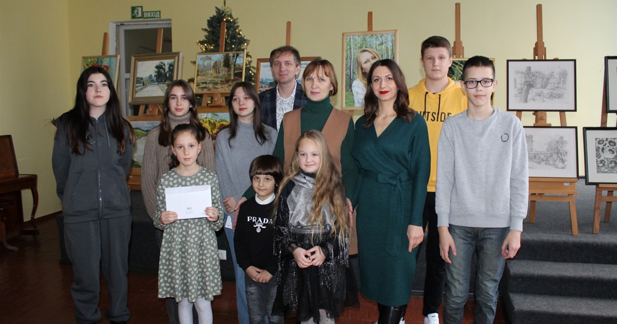 У Старокостянтинові нагородили переможців конкурсу дитячих малюнків. Фоторепортаж