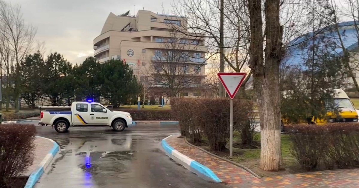 В Южному поліцейські оголошують про повітряну тривогу (ВІДЕО)