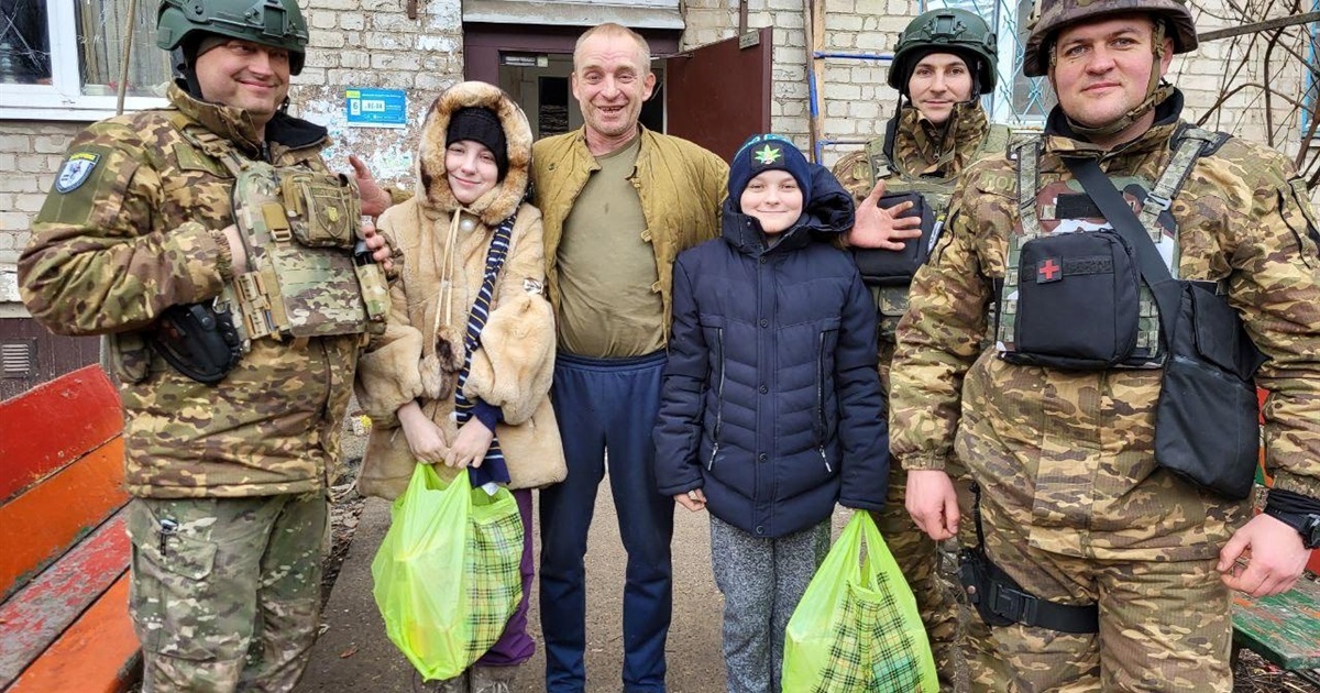 Поліціянтки-волонтерки допомагають дітям з гарячих точок Донеччини. Вже передали подарунки у Бахмут