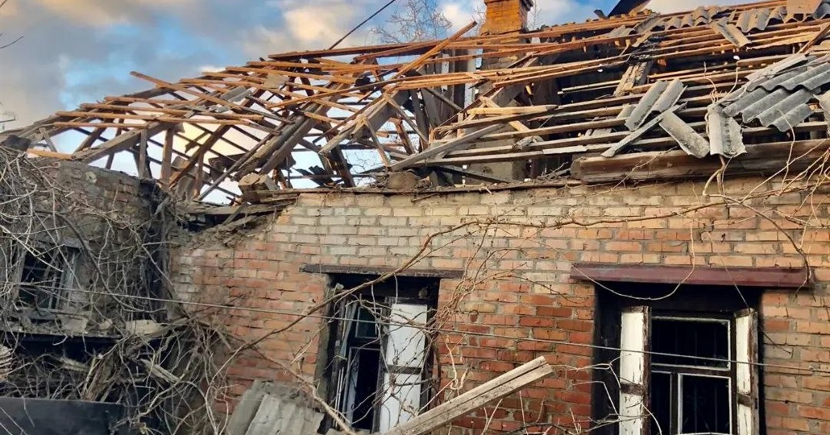 Російські окупанти обстріляли Нікополь: є руйнування та постраждалий мешканець