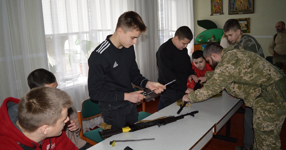 Для переяславських старшокласників бійці ТРО провели практичні навчання