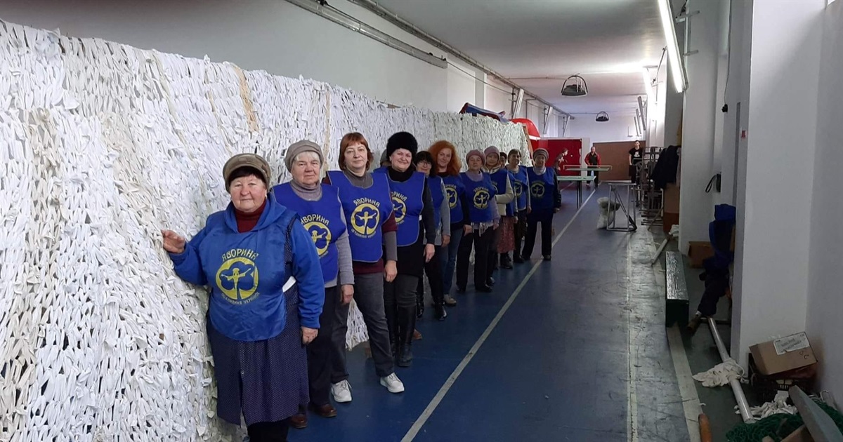 "Дідько - бандерівець": у Старокостянтинові волонтерки плетуть маскувальні сітки і костюми