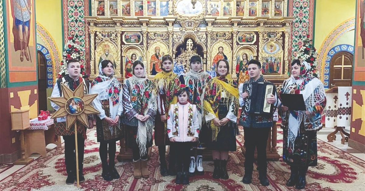 Діти в Лужанах колядували і збирали кошти для ЗСУ