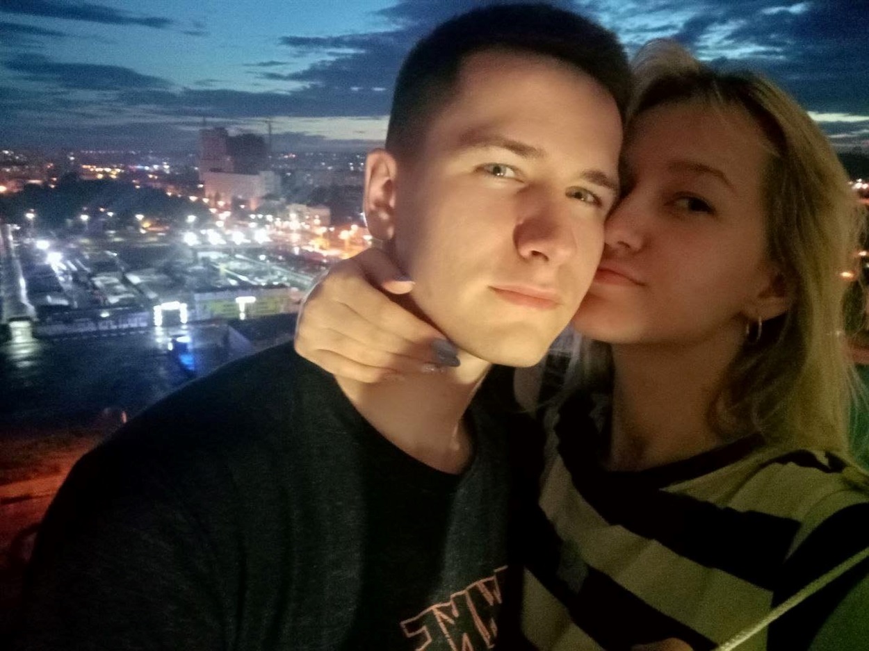 Дівчина зі своїм коханим, який зараз в полоні