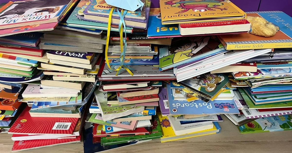 Українська школа в ОАЕ «Софія» зібрала книжки для дітей в Україні