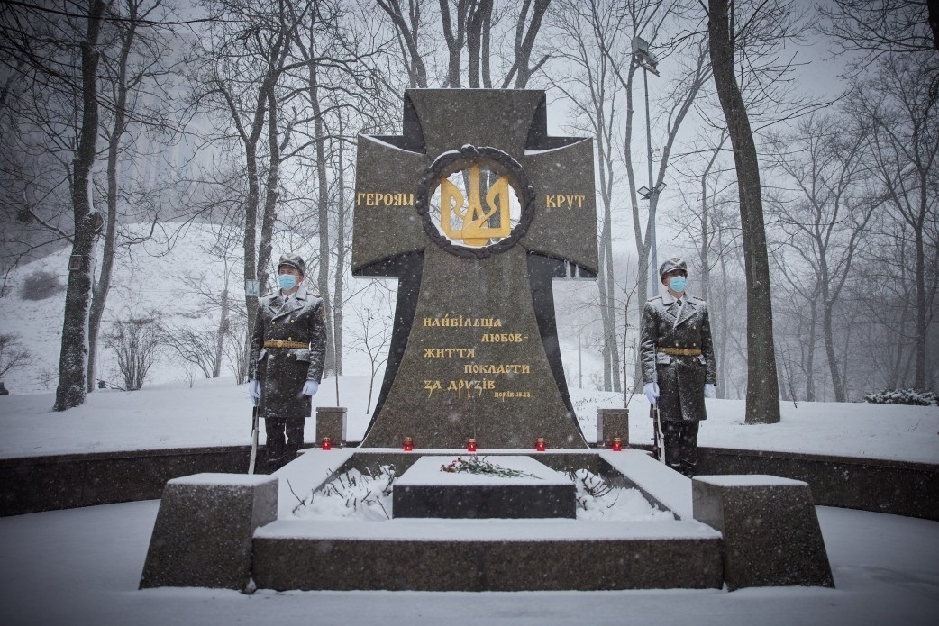 Пам'ятний хрест Героям Крут у Києві на Аскольдовій могилі