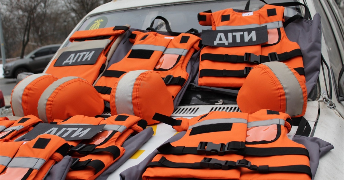 Поліційні отримали автівку для евакуації дітей в тому числі з Волноваського району. Відео
