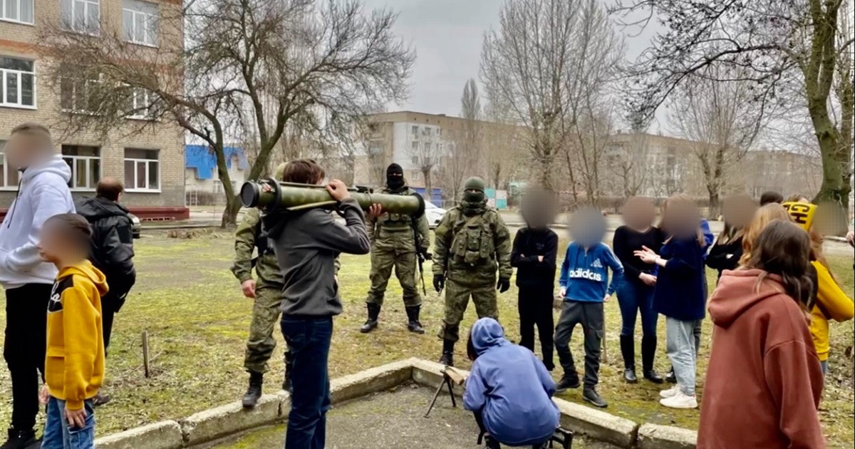 Діти в окупації. В Бердянську полюють на дітей та промивають їм мізки в рашистській школі