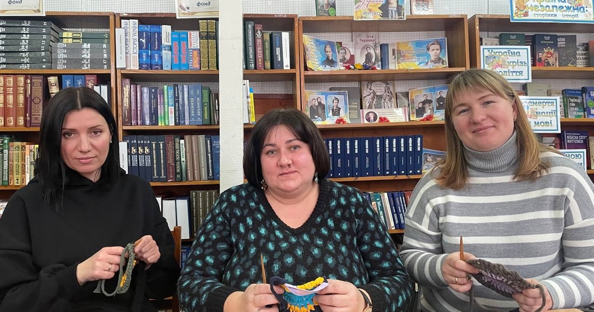 Переяславки навчалися дерев’яною голкою плести килимки для воїнів ЗСУ
