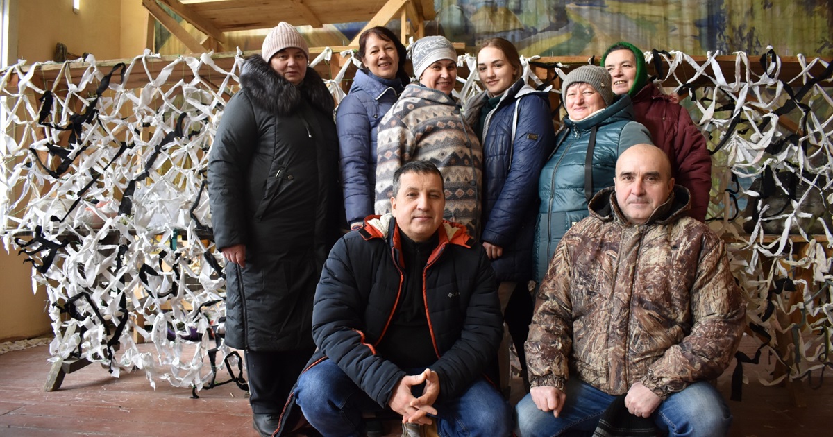 У Хоцьках на Переяславщині плетуть сітки від початку війни. Щодня упродовж року