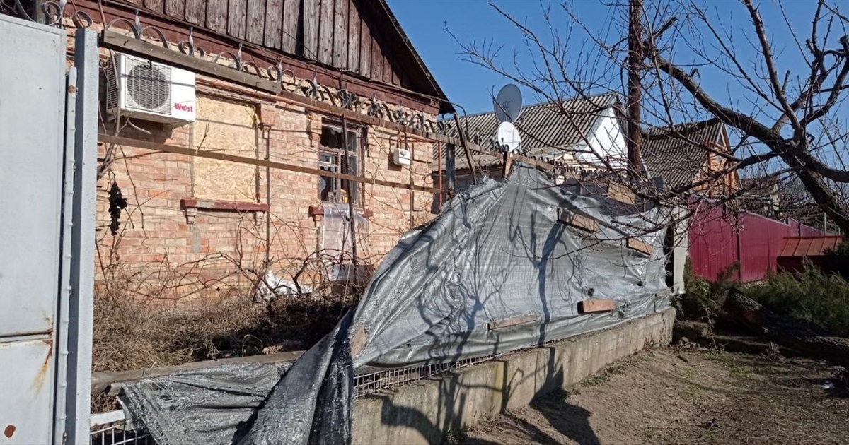Нікопольська родина з двома дітьми потребує допомоги після обстрілів будинку