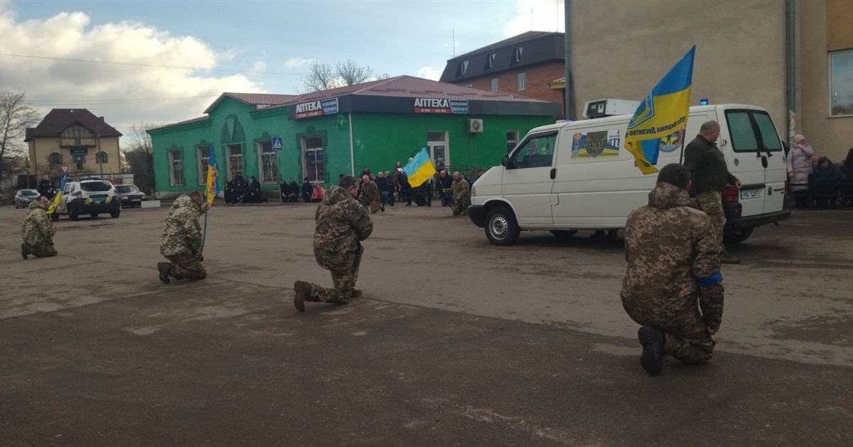Втрата громади: з загиблим десантником з Лукого прощалися всією тергромадою