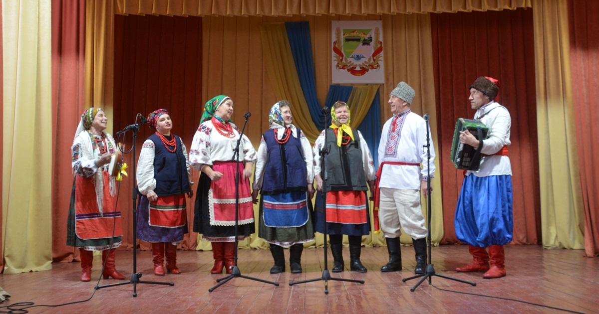 Народний ансамбль «Строківчанка» на Переяславщині виходить на сцену в старовинних костюмах