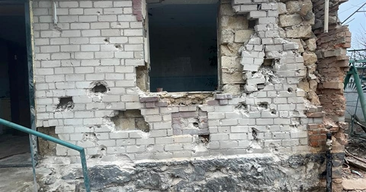 Поліція зафіксувала наслідки обстрілів Нікопольського району 17 лютого: поранено людину
